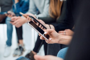 Kapat. Akıllı telefonuyla posta okuyan genç bir adamın görüntüsü. kopyalama alanı olan fotoğraf