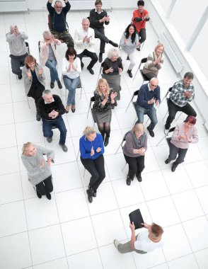 Üst Manzara. Konferans odasında oturan yetişkin katılımcılar