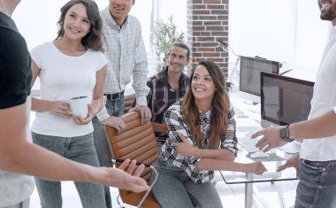 takım genç çalışanların yaratıcı ofiste tartışıyor