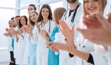 Üst Manzara. Bir grup gülümseyen doktor seni işaret ediyor. kopyalama alanı olan fotoğraf