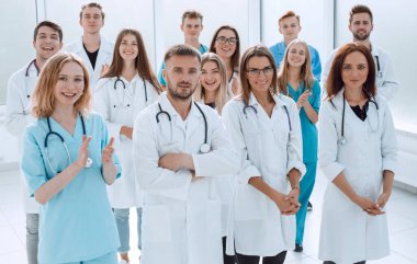 Yan görünüş. Kot etekli şık bir genç kadın. beyaz üzerine izole
