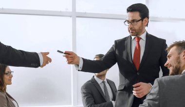 Bir kalem bir işadamı için bir sözleşme imzalamak için vererek iş adamı