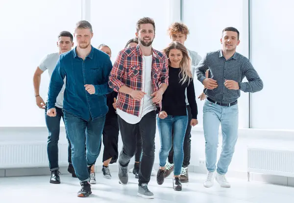 Bir grup genç ileri doğru koşuyor. fotokopi alanı olan bir fotoğraf