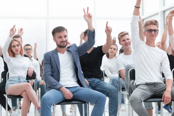 若い人たちが質問をするために手を挙げています ビジネスと教育 — ストック写真