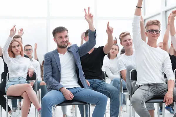 Gruppe Junger Leute Hebt Die Hände Eine Frage Stellen Wirtschaft — Stockfoto