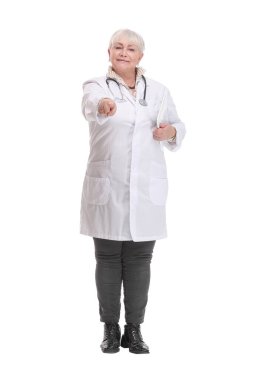 Tam boy gülümseyen kadın doktor ayakta ve beyaz arka plan üzerinde tablet kullanıyor