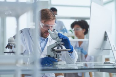 Mikroskop ve Mikrobiyoloji Örnekleri kullanarak Çalışan Bilim Adamları Ekibi