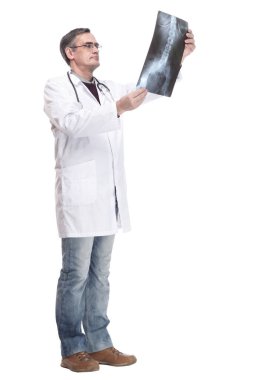 Tam gelişim. Röntgene bakan uzman bir doktor. beyaz arkaplanda izole edilmiş.