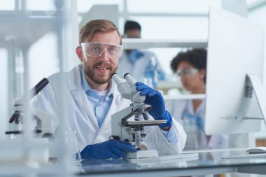 Laboratuvarda çalışan odaklanmış erkek bilim adamı