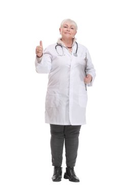 Kıdemli kadın doktorun portresi elinde bir pano kameraya bakıp gülümsüyor.