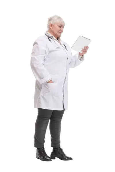 Retrato Una Doctora Sosteniendo Una Tableta Mirando Cámara Sonriendo Concepto — Foto de Stock