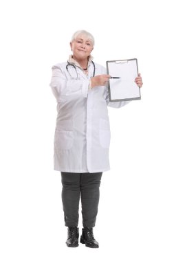 Hastalık dosyalarıyla dolu boş bir klasör tutan ve boş bir not panosuyla işaret eden kadın doktor. Sonuçlar ve tedavi bilgileri kavramı