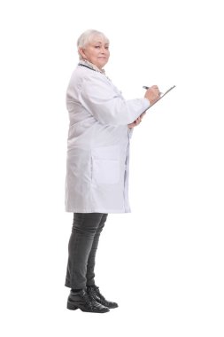 Profil kenar görünümü portresi beyaz arkaplan üzerinde izole edilmiş tıbbi form doldurulmasını öneren olgun doktor yazıları