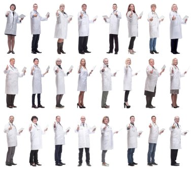 Beyaz arkaplanda izole edilmiş panoya sahip bir grup doktor