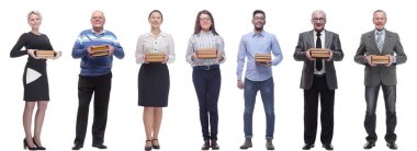 Beyaz arka planda el ele kitap tutan bir grup insan