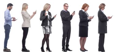 Bir grup insan ellerinde tuttukları telefon profilini beyaz arkaplanda izole ettiler