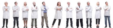 Beyaz arka planda tam uzunlukta ayakta duran bir grup doktor