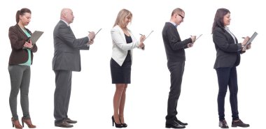 Ellerinde not defteri olan bir grup başarılı insan beyaz arkaplanda izole edildi