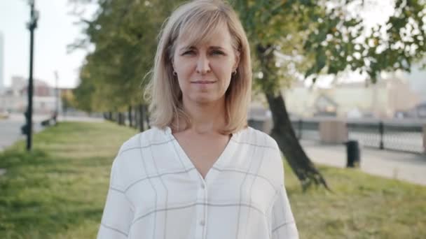 Portret van een teleurgestelde vrouw met duimgebaar met beide handen buiten — Stockvideo