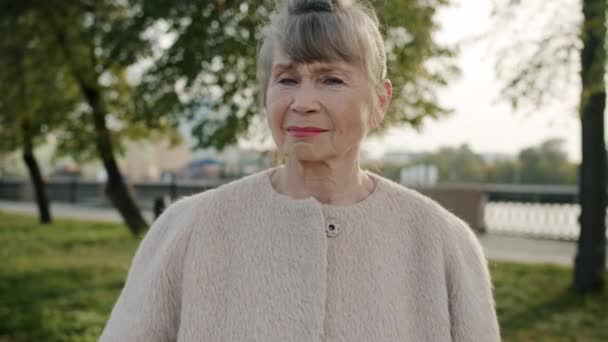 在现代城市，有表情的老年妇女在户外表现出了垂头丧气的姿态 — 图库视频影像