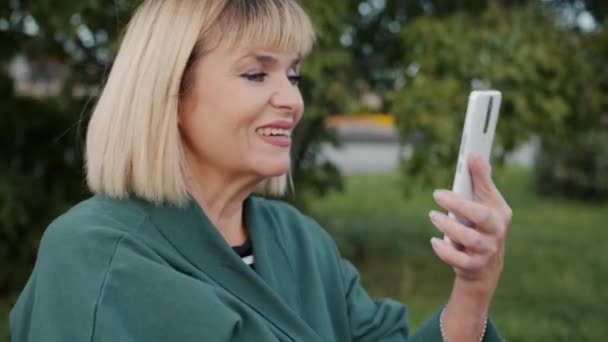 快乐的社交女士在户外用智能手机通过视频通话进行在线交流 — 图库视频影像