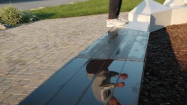 Erkeklerin yaz günü parkta antrenman yaparken atlama sahnesi.