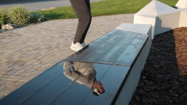 Zpomalený pohyb nízký záběr mužských nohou skákání cvičení sám v parku v létě — Stock video
