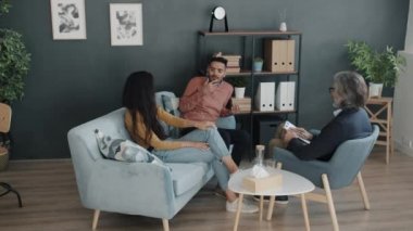 Profesyonel danışmanla çift terapisi sırasında bağıran deli insanlar.
