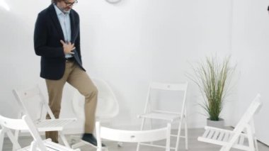 Mutlu erkekler ve kadınlar grup toplantısına katılıp çember oluşturarak konuşuyorlar.
