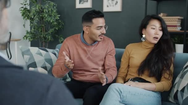 Oriente Médio homem e mulher asiática lutando durante sessão de terapia familiar no escritório — Vídeo de Stock