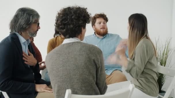 Boos jonge vrouw vechten met mensen op support groep sessie dan verlaten kamer — Stockvideo