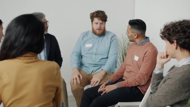 Různé Skupiny Lidí Diskutují Problémech Při Terapii Setkání Sdílení Nápadů — Stock video