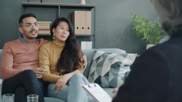 Mutlu Karı Koca Ofiste Çift Terapisi Sırasında Erkek Psikologla Konuşuyor — Stok video