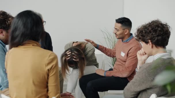 Depressieve vrouw huilt bij praatgroep vergadering terwijl mensen luisteren en klappen handen — Stockvideo