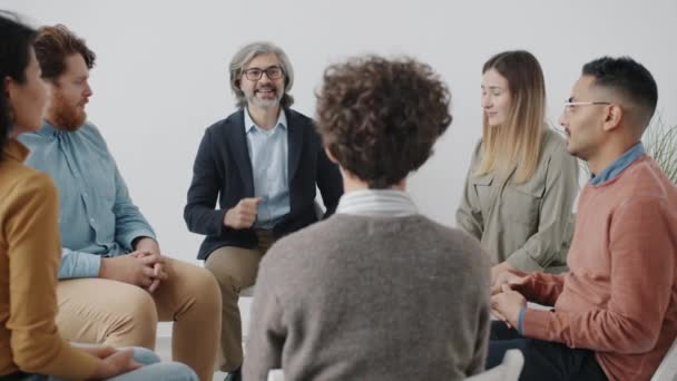 Grupo diverso de pessoas falando compartilhando problemas bater palmas durante a sessão de terapia — Vídeo de Stock