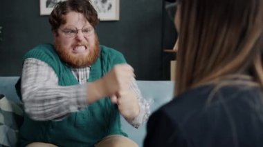 Psikiyatristle görüştüğünde öfke jestleri yapan ve yüzünü buruşturan garip tombul adam.