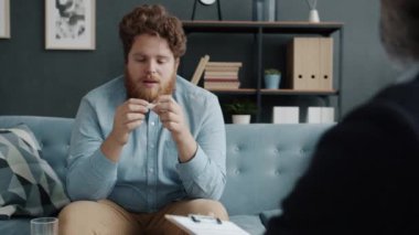 Mutsuz adam üzgün ve yalnız. Ofiste terapistle konuşuyor.