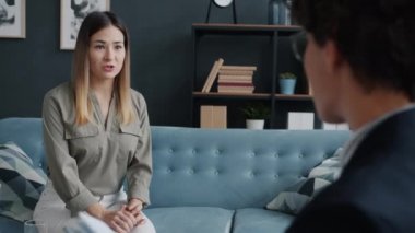 Mutsuz melez kadın, profesyonel yardım alan kadın psikoloğa şikayet ediyor.
