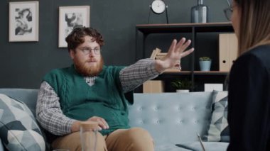 Kadın terapistle seans sırasında tuhaf bir adam psikolojik yardım alıyor.