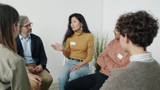 Nešťastná žena opouští podporu skupiny setkání pak terapeut mluvit s lidmi — Stock video