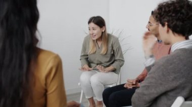 Rehabilitasyon toplantısında bir grup insanla konuşan deli kadın sorunları paylaşıyor.