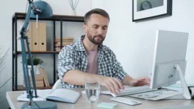 Uzaktan kumandalı çalışan cep telefonundan arıyor. Bu sırada yaramaz kız çığlık atıyor ve etrafta koşuşturuyor.