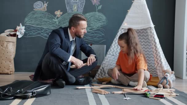 Père et fille jouant à la maison parlant profiter du temps libre ensemble — Video