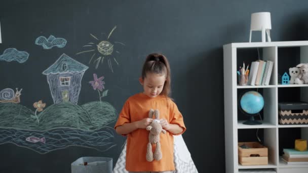 Porträt einer glücklichen Tochter, die ihren Vater zu Hause umarmt und winkt — Stockvideo