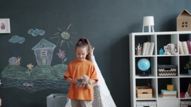 Sevgi dolu bir kız. Babasına sarılıyor. İş yerine evde kalmak istiyor.