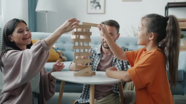 Gelukkig familie spelen met houten speelgoed lachen genieten van vrije tijd samen — Stockvideo