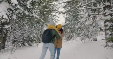 Ormanda yürüyen mutlu çiftler kış günü eğleniyorlar.