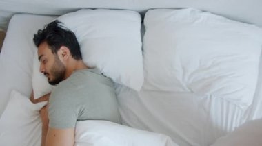 Karı koca evde rahat bir yatakta yatıyor.