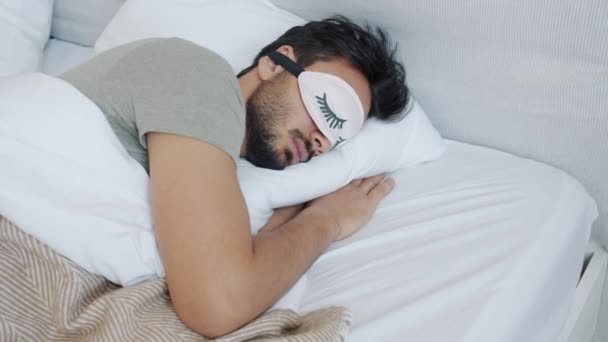 Chico usando lindo sueño máscara siesta durante el día en cómoda cama — Vídeos de Stock