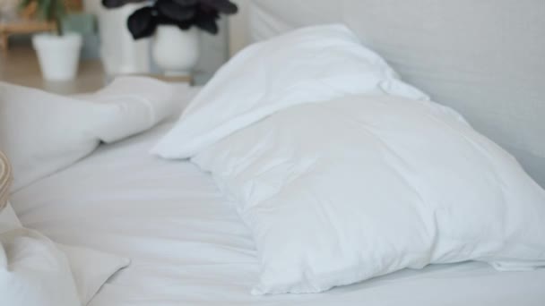 Slaperig meisje liggend in bed dan slapen genieten van rust tijdens de dag — Stockvideo